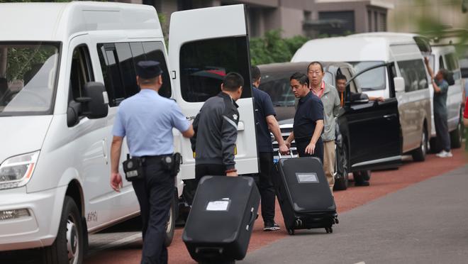 提前适应赛道？周冠宇队友博塔斯雨中骑行上赛道